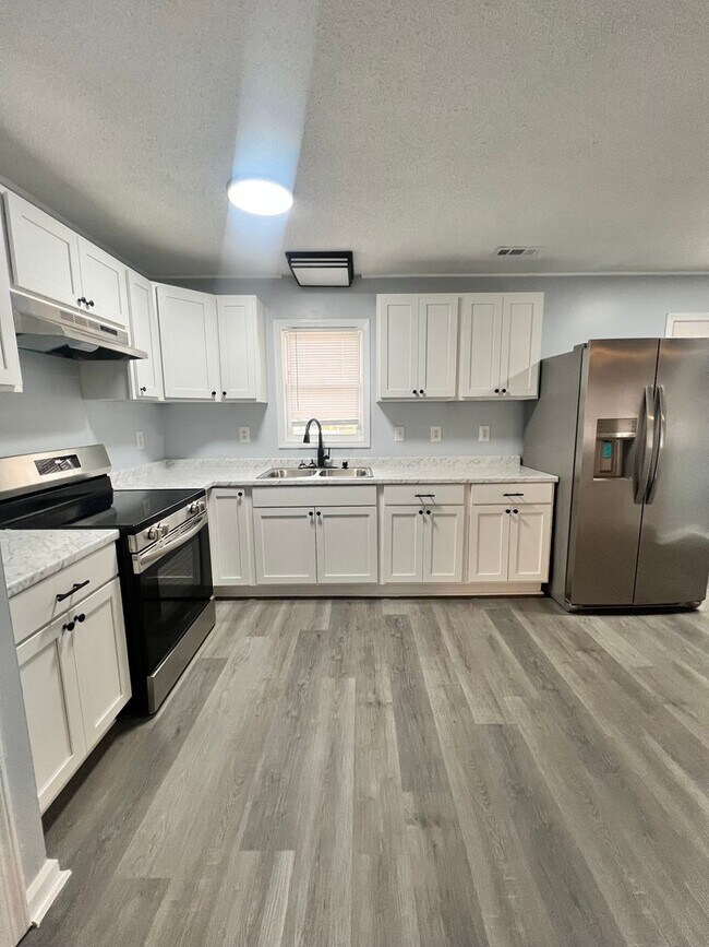 Building Photo - Charming Single-Family Home with Fenced in Backyard!