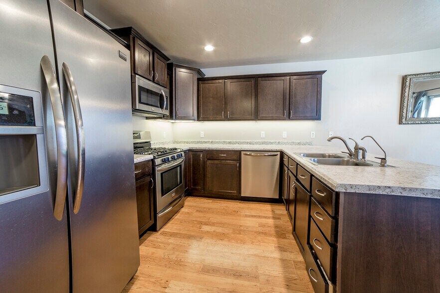 Building Photo - 2666 W Cottonwood Dr