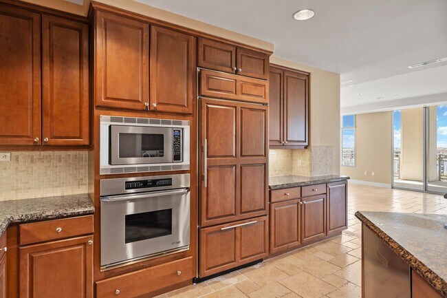 Building Photo - 2211 E Camelback Rd