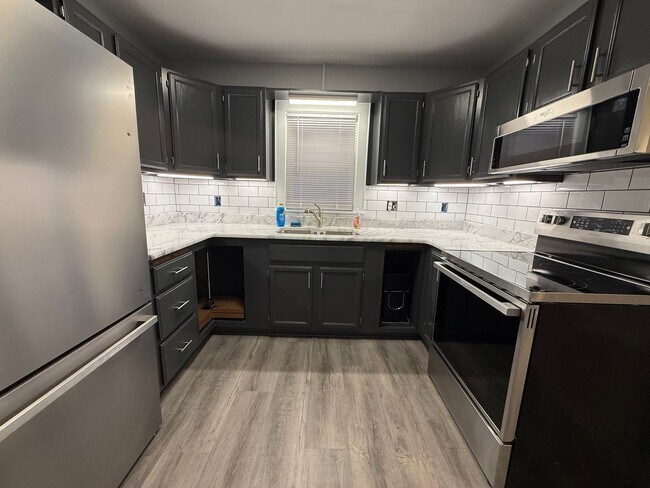 Building Photo - 313 E Bernard Ave