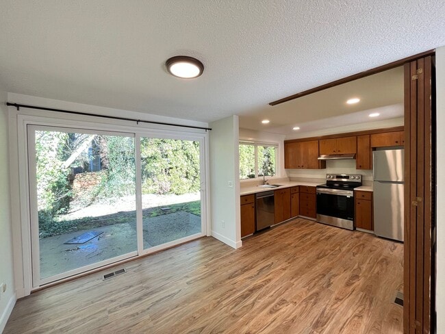 Building Photo - Beautiful 2 Bed, 1 Bath Duplex in SW Portland! Enjoy Private Yard, Spacious Floorplan in a Great ...