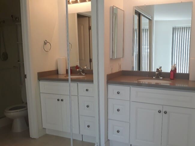 Building Photo - Vibrant 2 bedroom/2 bath condo in a great community with quick access to main commuter arteries