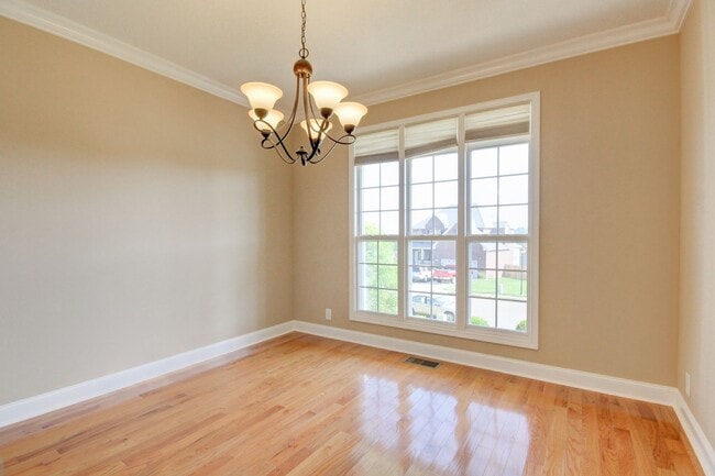 Building Photo - Four Bedroom with Bonus!
