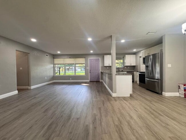 Building Photo - 3/2 with Bonus Room in South Daytona