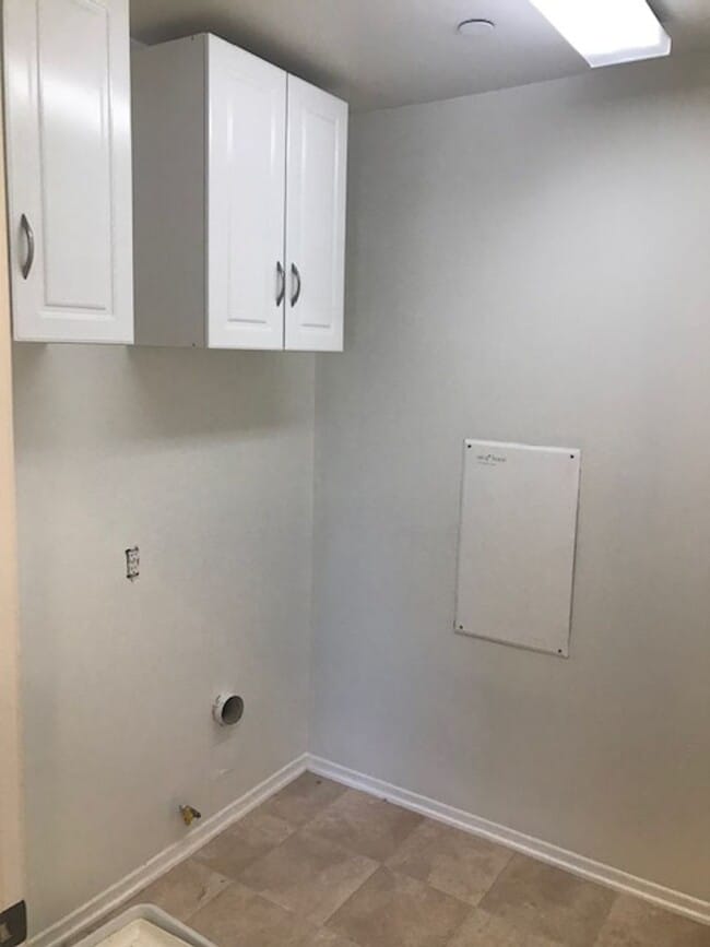 Building Photo - Gated Community!