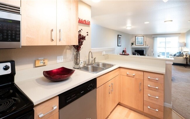 Building Photo - Kirkland 2BR Condo Near Waterfront, Shops & Trails, 2 parking spaces