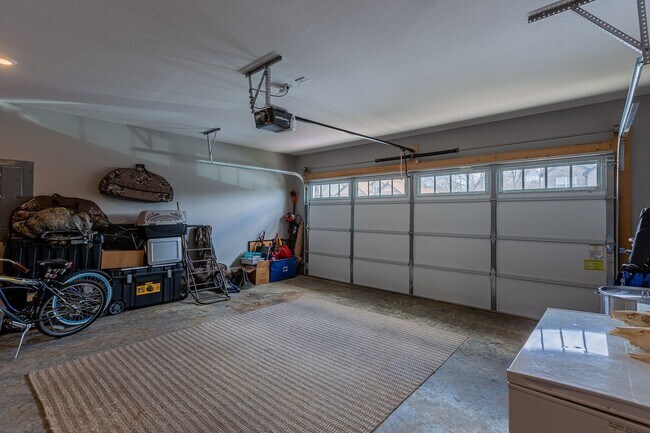 Building Photo - Pet Friendly Three Bedroom!