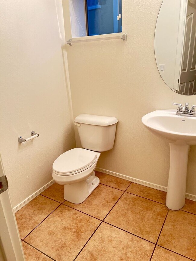 Building Photo - 4 Bedroom - 3.5 Bath Townhome in Gilbert