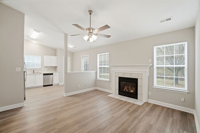 Building Photo - 3 bedroom single family home!