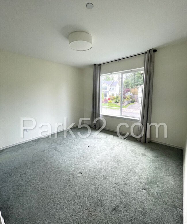 Building Photo - Spacious 4 Bedroom Home in DuPont