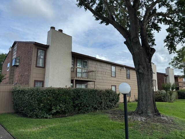 Building Photo - 9101 Country Creek St