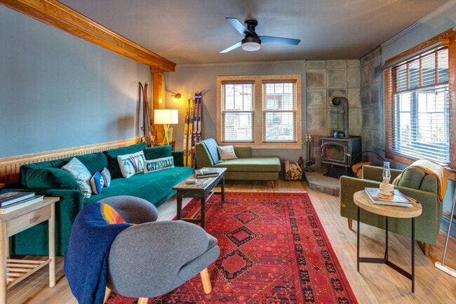 Building Photo - 155 Swart St