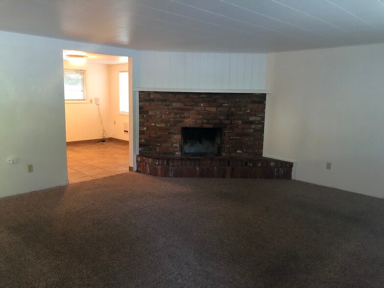 Building Photo - 450 NW Larry St