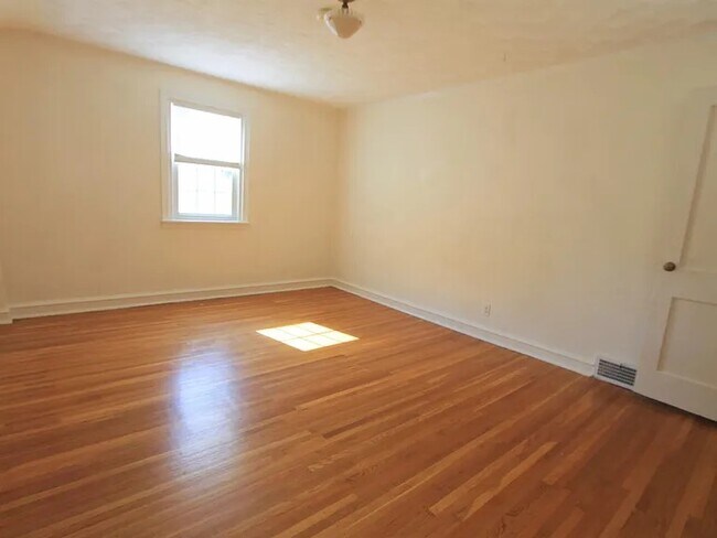 Building Photo - 233 Forrest Ave