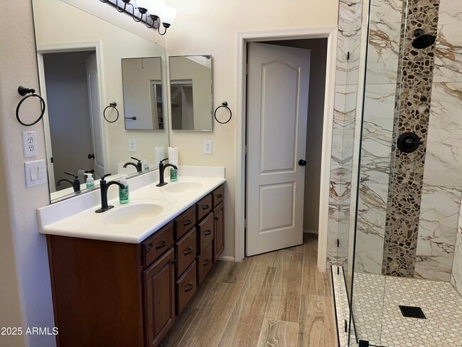 Building Photo - 1383 E Kingman Pl