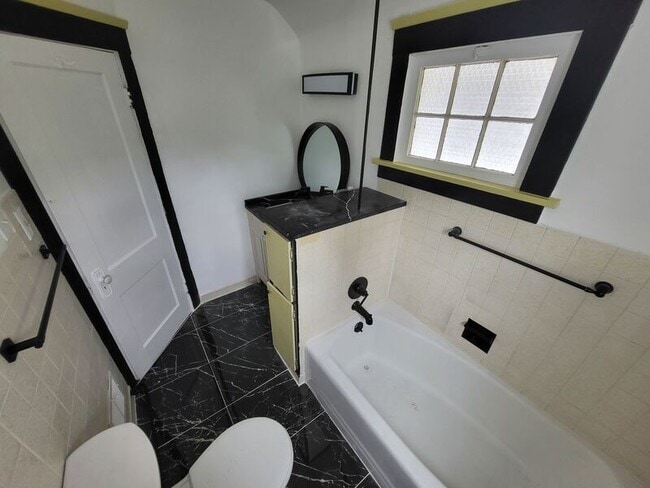 Building Photo - 1645 Larchmont Ave