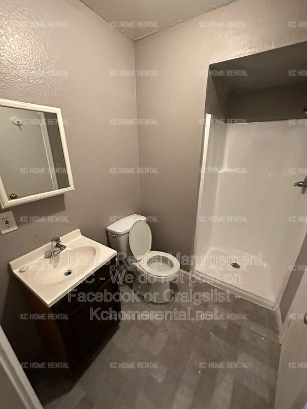 Building Photo - 4221 E 60 Terrace