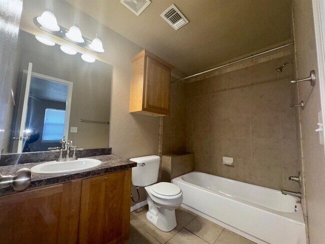 Building Photo - 421 Sterling Pointe Way