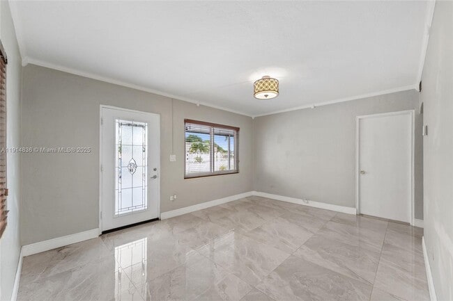 Building Photo - 810 E 9th Pl