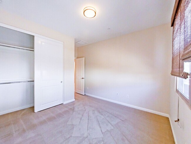 Building Photo - Desirable 3 bedroom Townhouse in the heart...