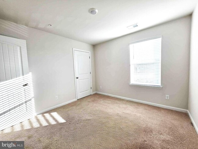 Building Photo - 374 Robbins Farm Rd