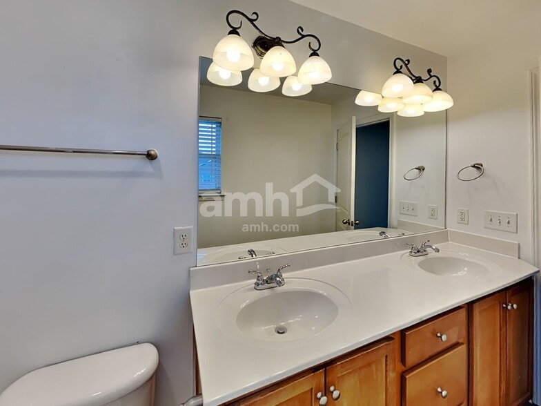 Building Photo - 1702 Arrowhead Dr