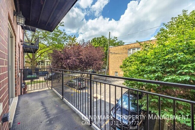 Building Photo - 2622 W Diversey Ave