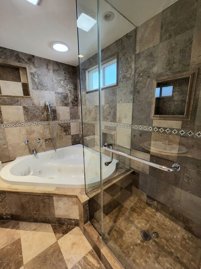 Building Photo - Spacious North Hollywood Home with Guest S...
