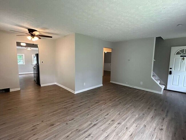 Building Photo - 26901 Farringdon Ave