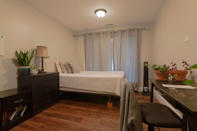 Building Photo - Room for Rent in 5 Bedroom House