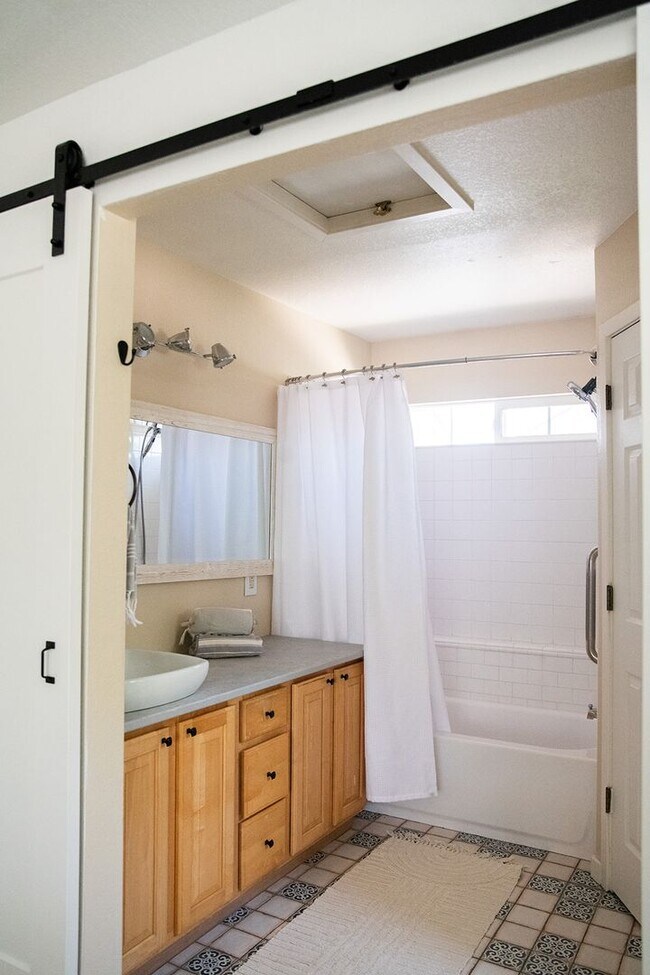 Building Photo - 2 BDR Gorgeous Updated Townhome with Huge Garden