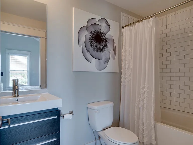 Guest Full Bathroom - 619 Chesterfield Way