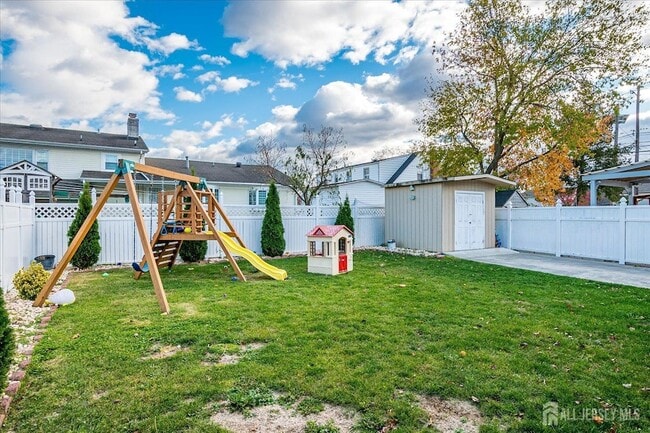 Building Photo - 14 Linden St