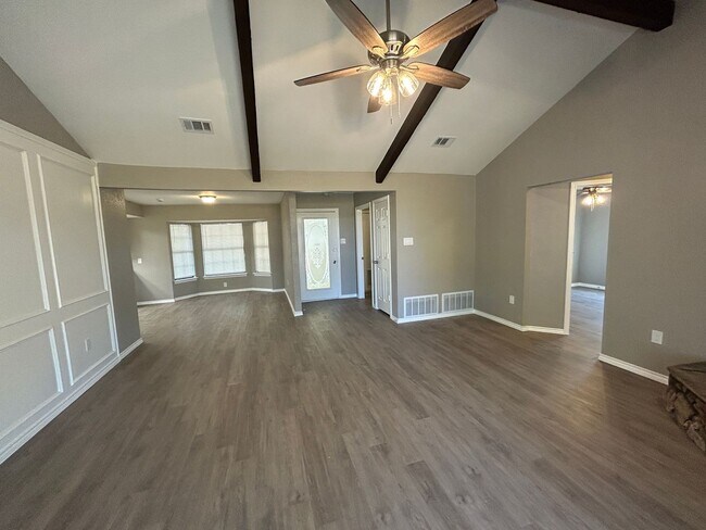 Building Photo - 2218 Parkside Dr