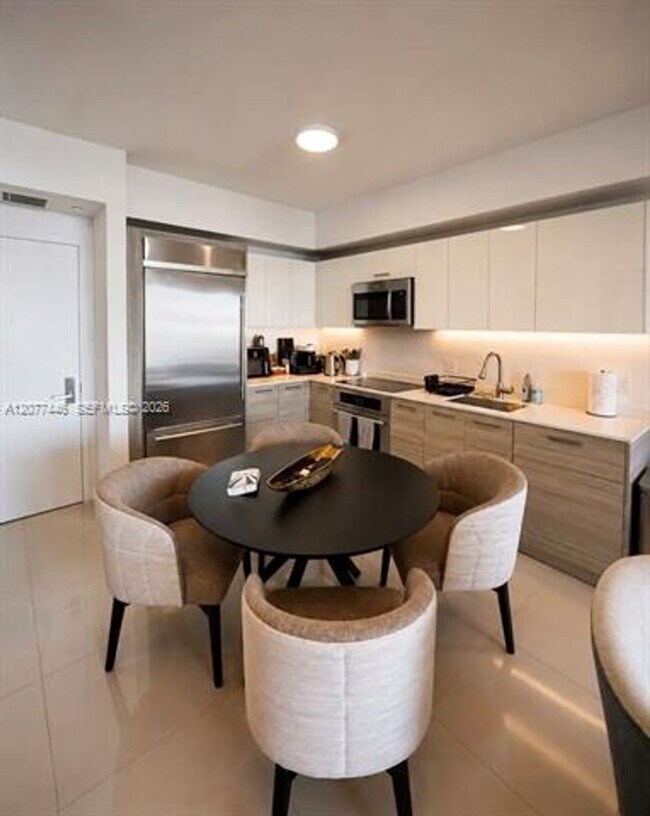 Building Photo - 1300 Brickell Bay Dr