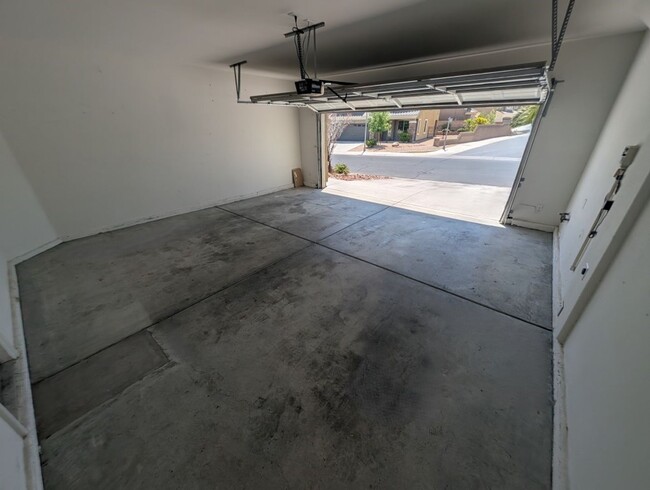 Building Photo - 202 Tall Ruff Dr