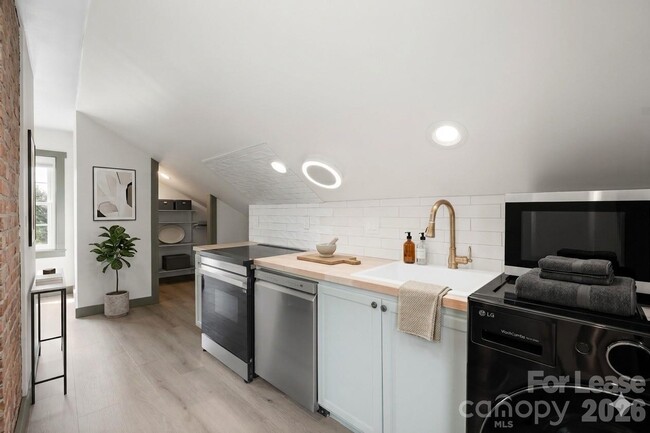 Building Photo - 8478 Rocky River Rd