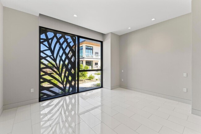 Building Photo - 6587 N Palmeraie Blvd