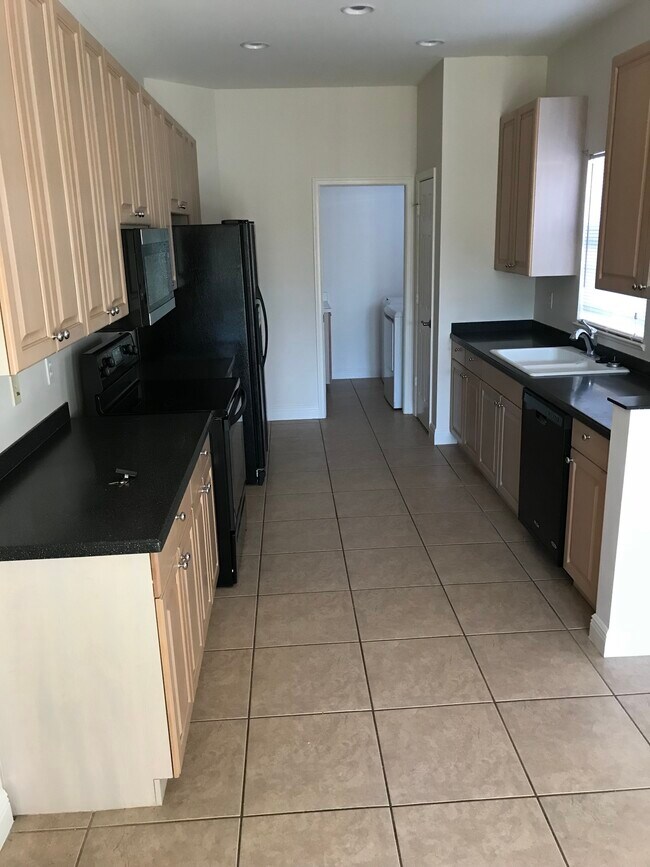 Building Photo - 5111 W Hyde Park Ct