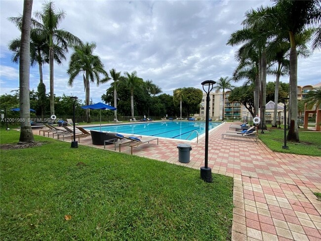 Building Photo - 9320 Fontainebleau Blvd