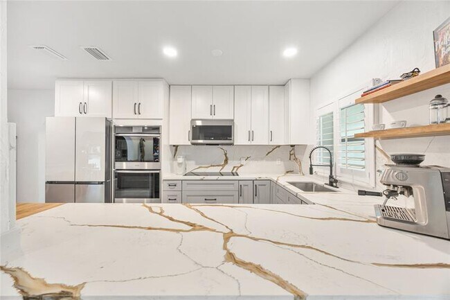 Building Photo - 2520 Yacht Club Blvd