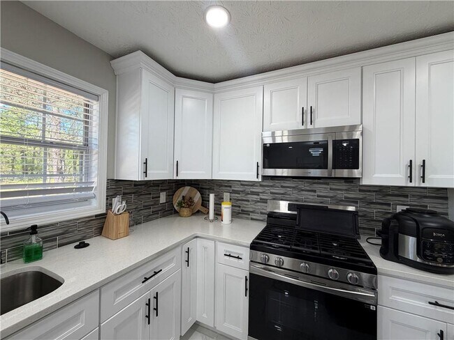 Building Photo - 934 Bay Ridge Dr