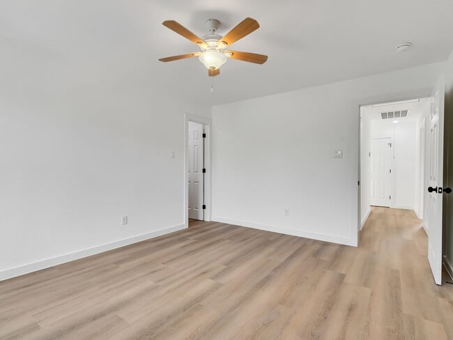 Building Photo - Spacious 3 Bed / 2.5 Bath Duplex – Move-In Ready