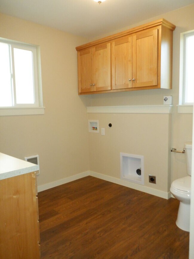 Building Photo - 1 Bed/1 Bath Duplex Unit in Fantastic Westside Bend Location - Knoll Ave