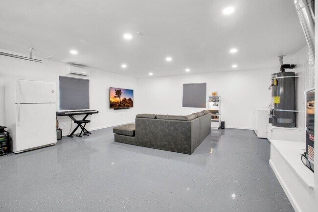 Building Photo - Western Hills Estate home/ 3 bedroom/ 2 ba...