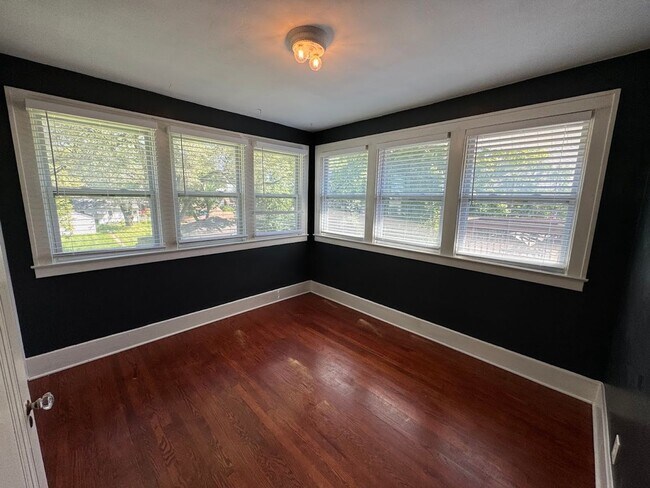 Building Photo - D035 - E Chesterfield 143