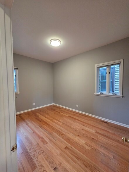 Bedroom 2 - 1229 W Wellington Ave