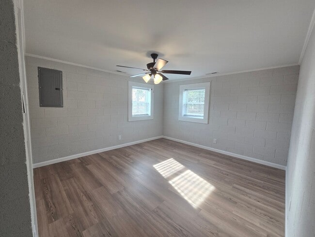 Building Photo - NEW LISTING!!!!!