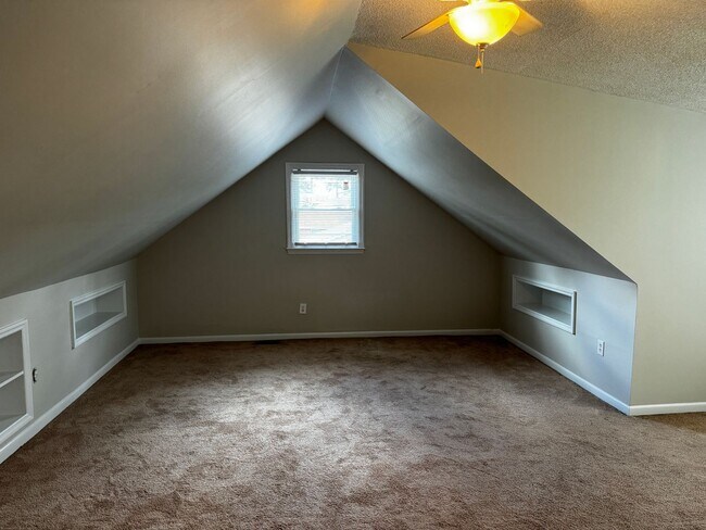 Building Photo - 4 Bedroom 2.5 Bath Home