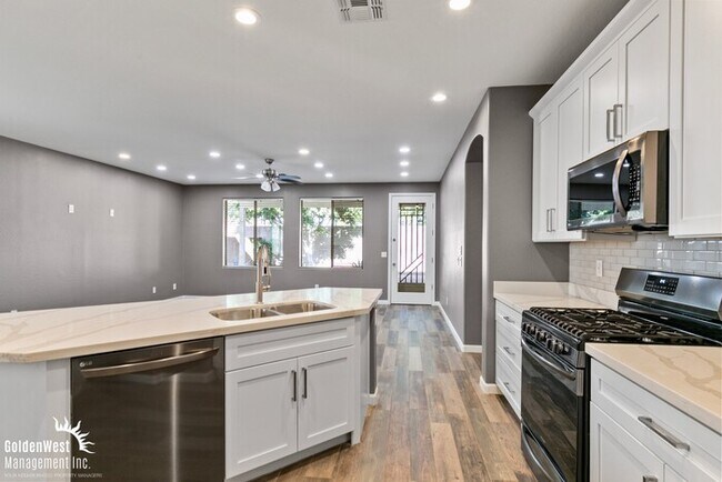 Building Photo - Stunning 4Bdm 3Ba Home with Modern Features in Waddell!